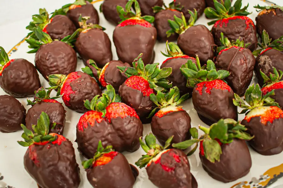 Chocolate Covered Strawberries: A Simple, Elegant Treat 1 Chocolate Covered Strawberries: A Simple, Elegant Treat