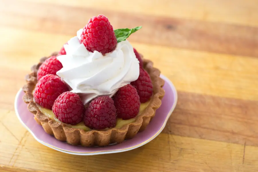 Mini Vanilla Cream Tarts with Fresh Raspberries: A Simple, Elegant Dessert 1 Mini Vanilla Cream Tarts with Fresh Raspberries