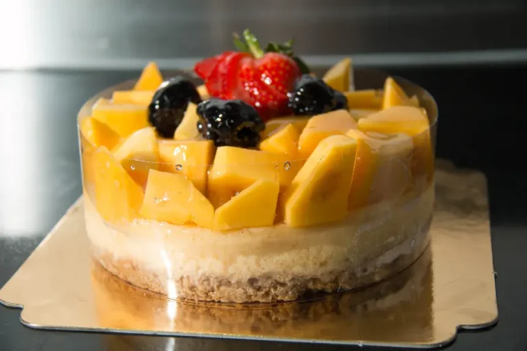 Strawberry Mango Split Cake: A Fresh, Fruity Dessert